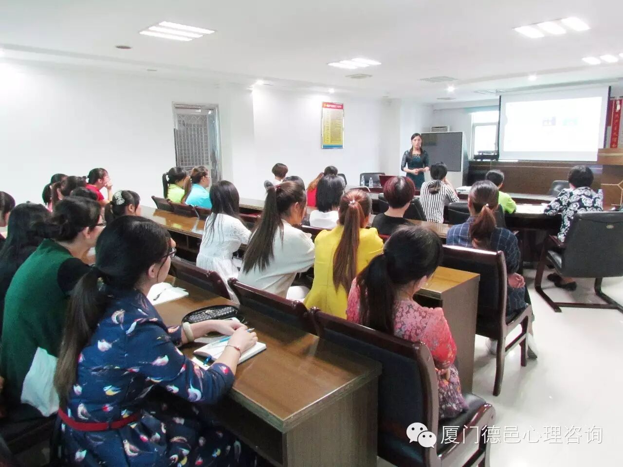 杨丽媛主任在晋江百丝达集团为女职工开展心理健康讲座
